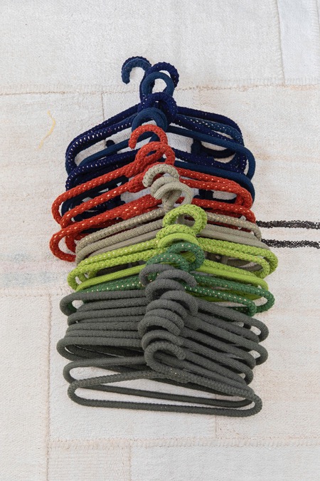 BAZISZT[바지스트]Hand Knit Hanger