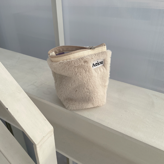 Aeiou Basic Pouch (M size) Coconut Milk Fur