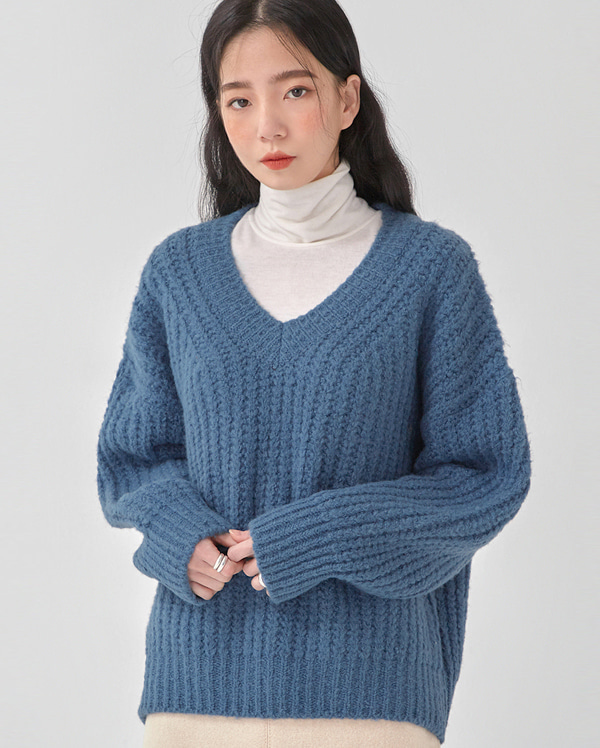 deep V-neck color knit