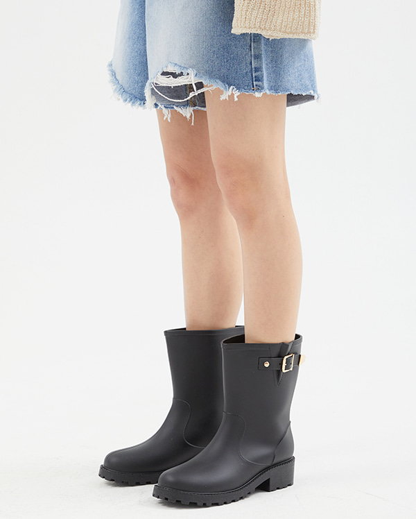 middle rain boots