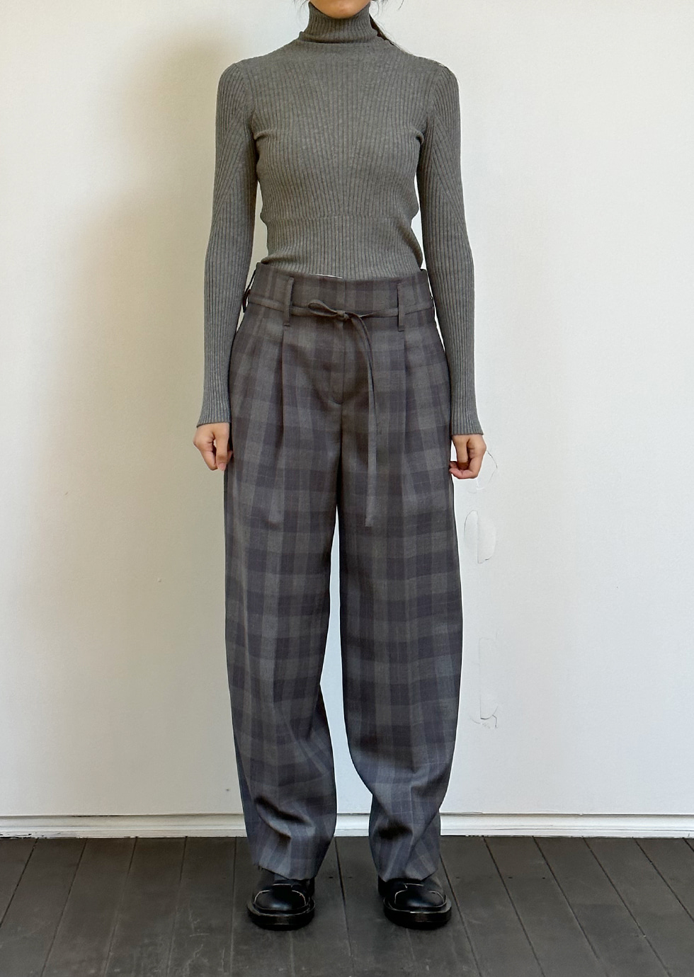 HAILEY GRAY CHECKED TWO TUCKED TAPERED PANTS - 에몽 공식스토어  aimons