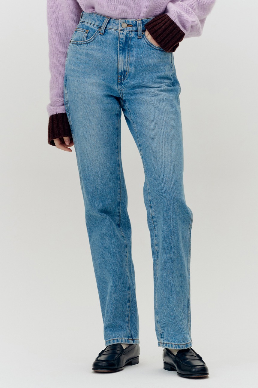 [김나영 착용][앤유티비]ANNAPURNA Relaxed fit denim pants (Light blue)