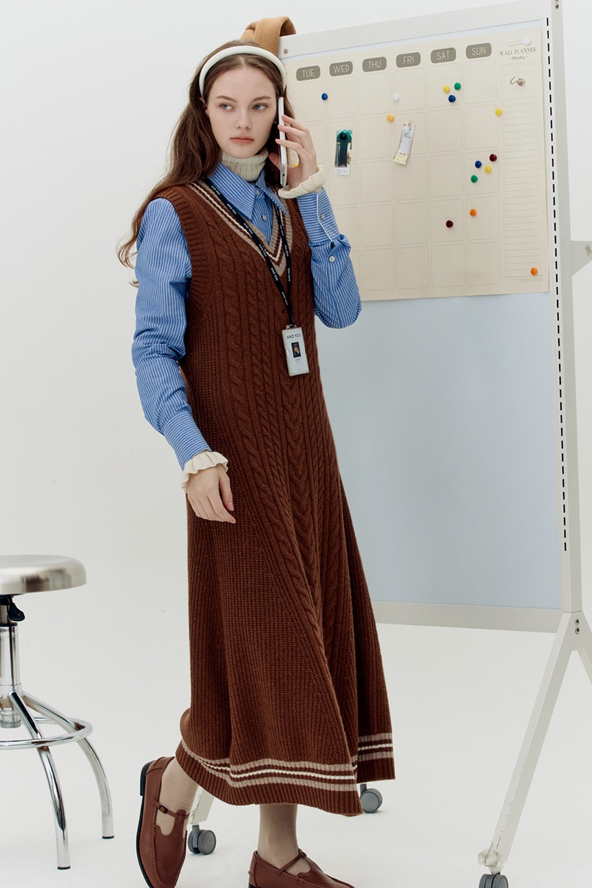 [김나영착용]JOY Sleeveless v-neck knit dress (Camel brown)