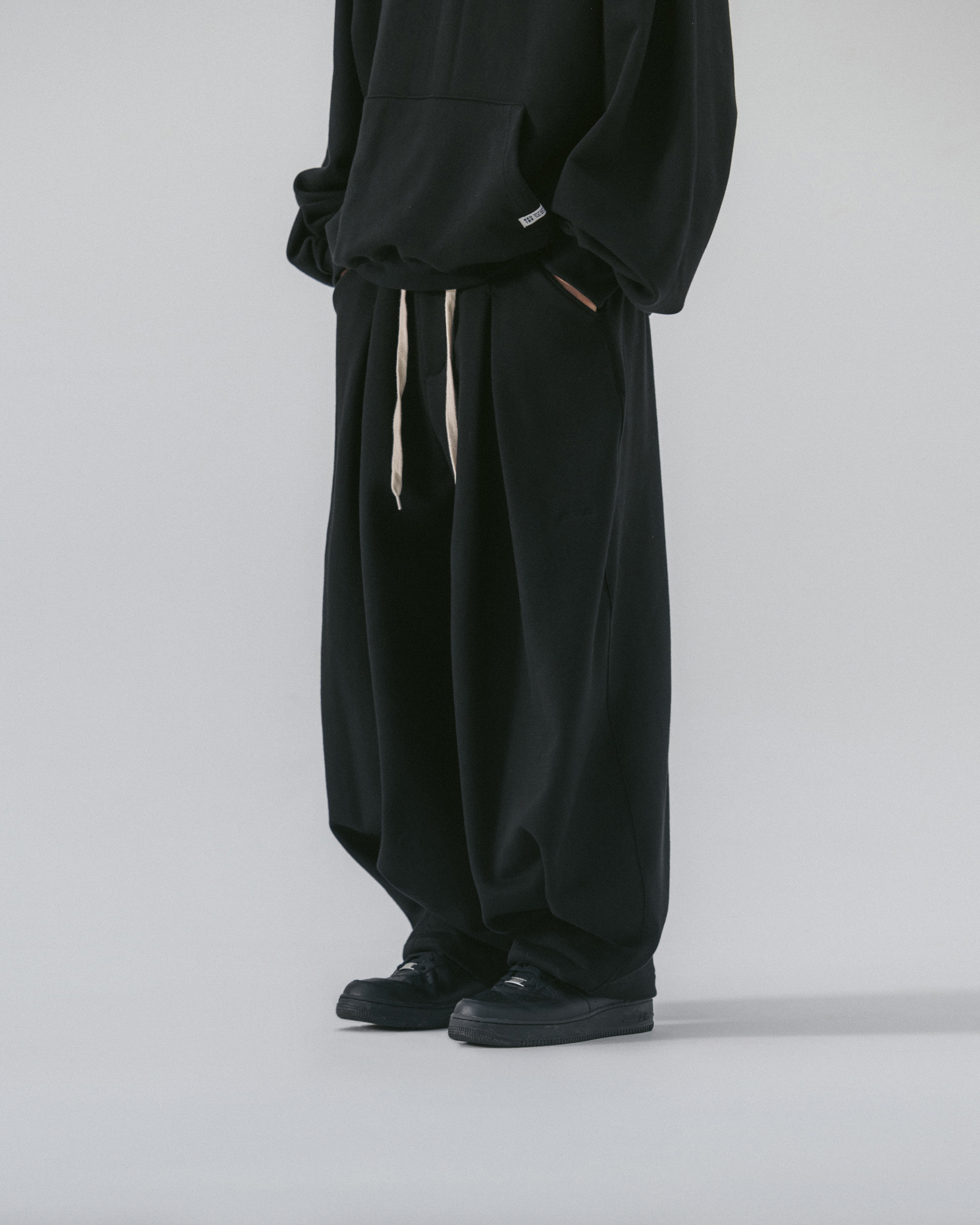 [AG] Valley Tuck Sweat Balloon Pants - Black