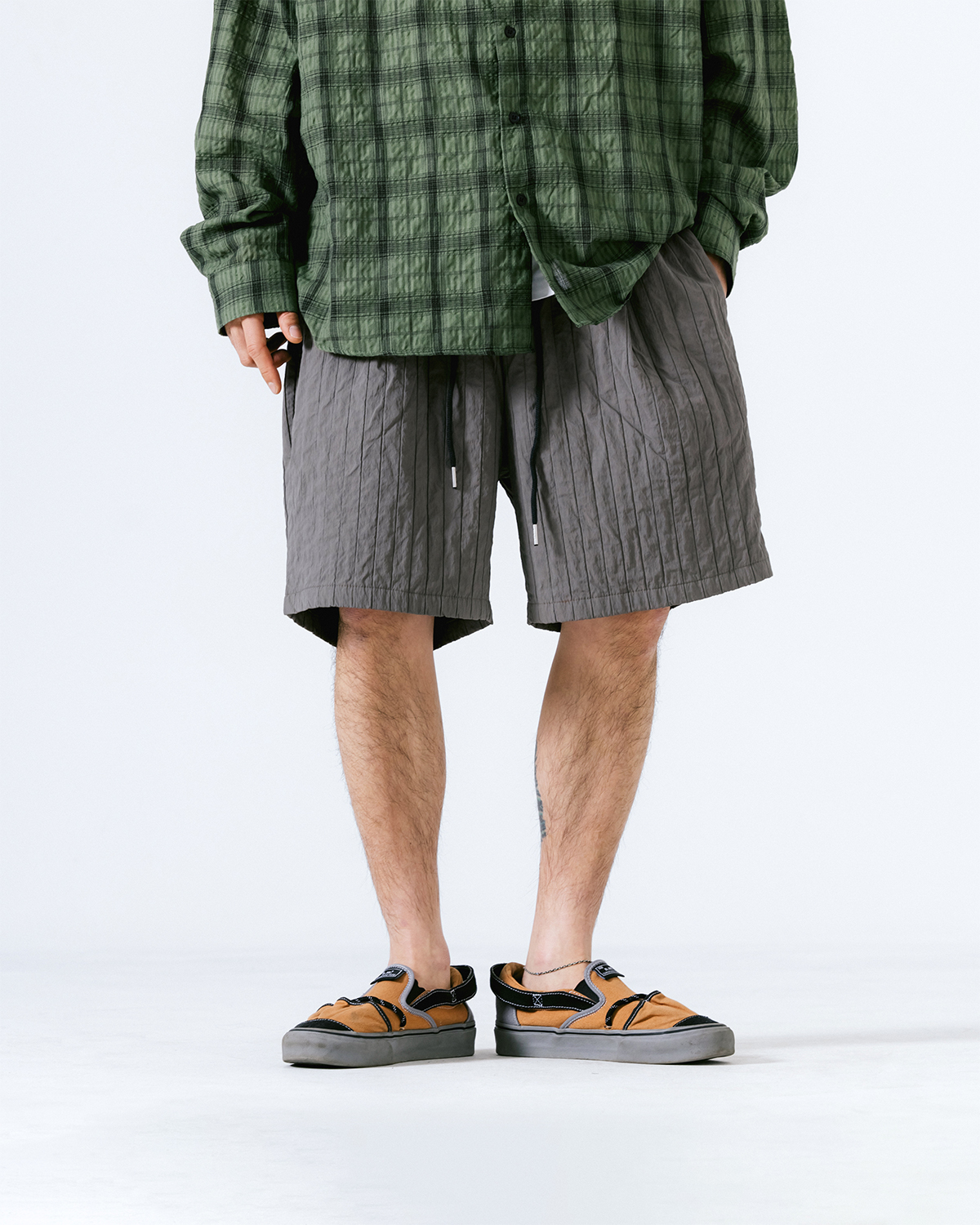 Seersucker Tuck Shorts - Charcoal