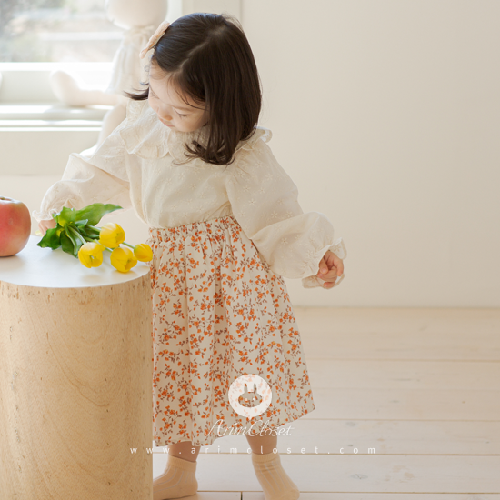 아기 꽃들에 마음 빼앗긴 쪼꼬미의 봄날 - cute orange flower fresh baby skirt