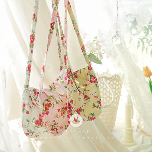 쪼꼬미의 귀여운 딸기 가방이래요 :) - white, pink, yellow strawberry baby cotton cross bag