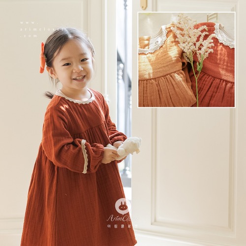 쪼꼬미랑 둘이서 마주하고 따듯한 홍차 한잔 :) -scarlet or toned down orange wrinkles lace point cotton baby dress