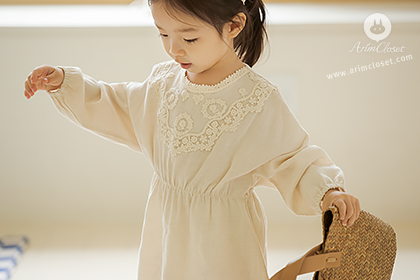 쪼꼬미랑 손 꼬옥 잡고 걷는 산책길에서 :) - organic style special lace point baby cotton dress