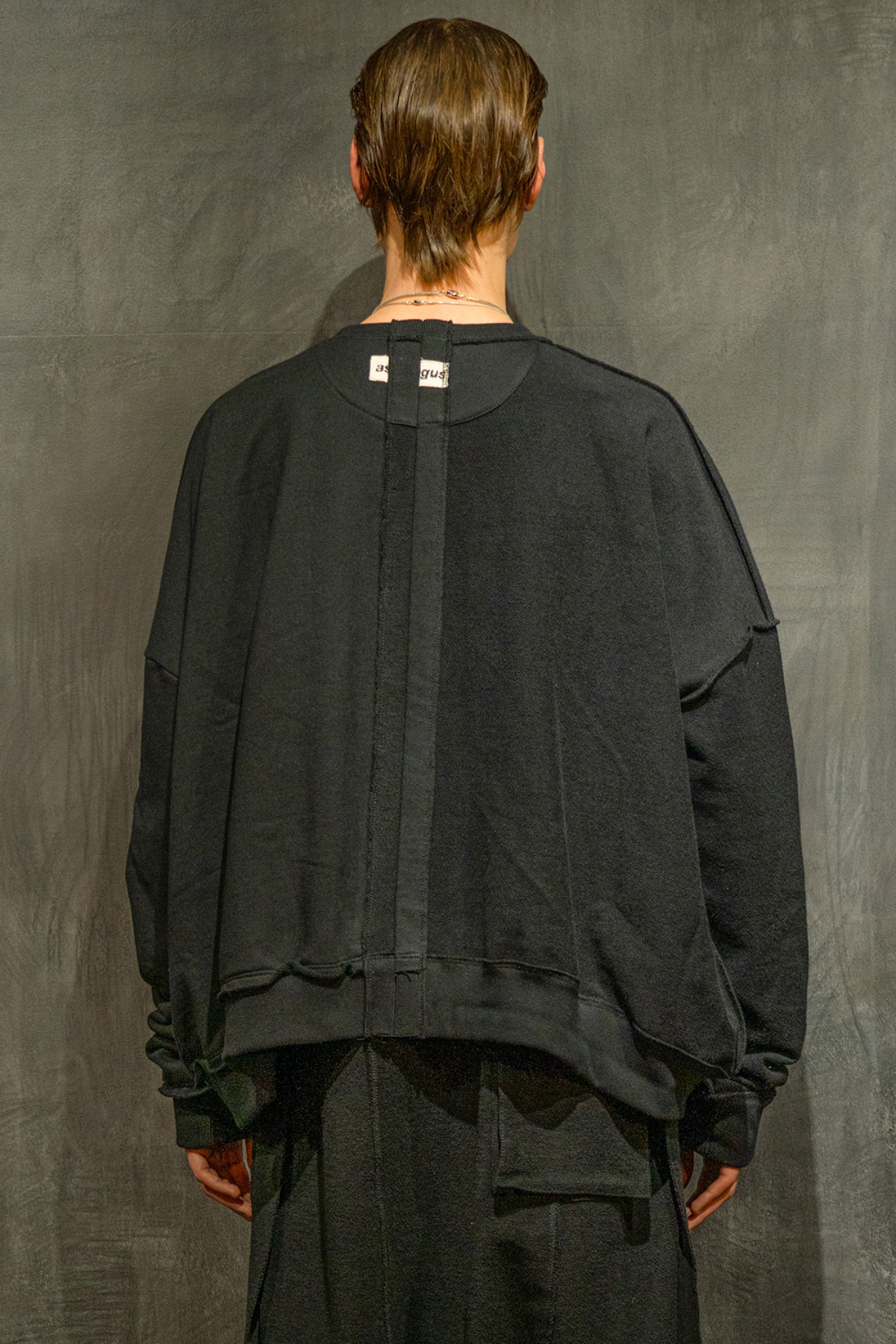 Inside-Out Asymmetric Cutting Sweatshirt