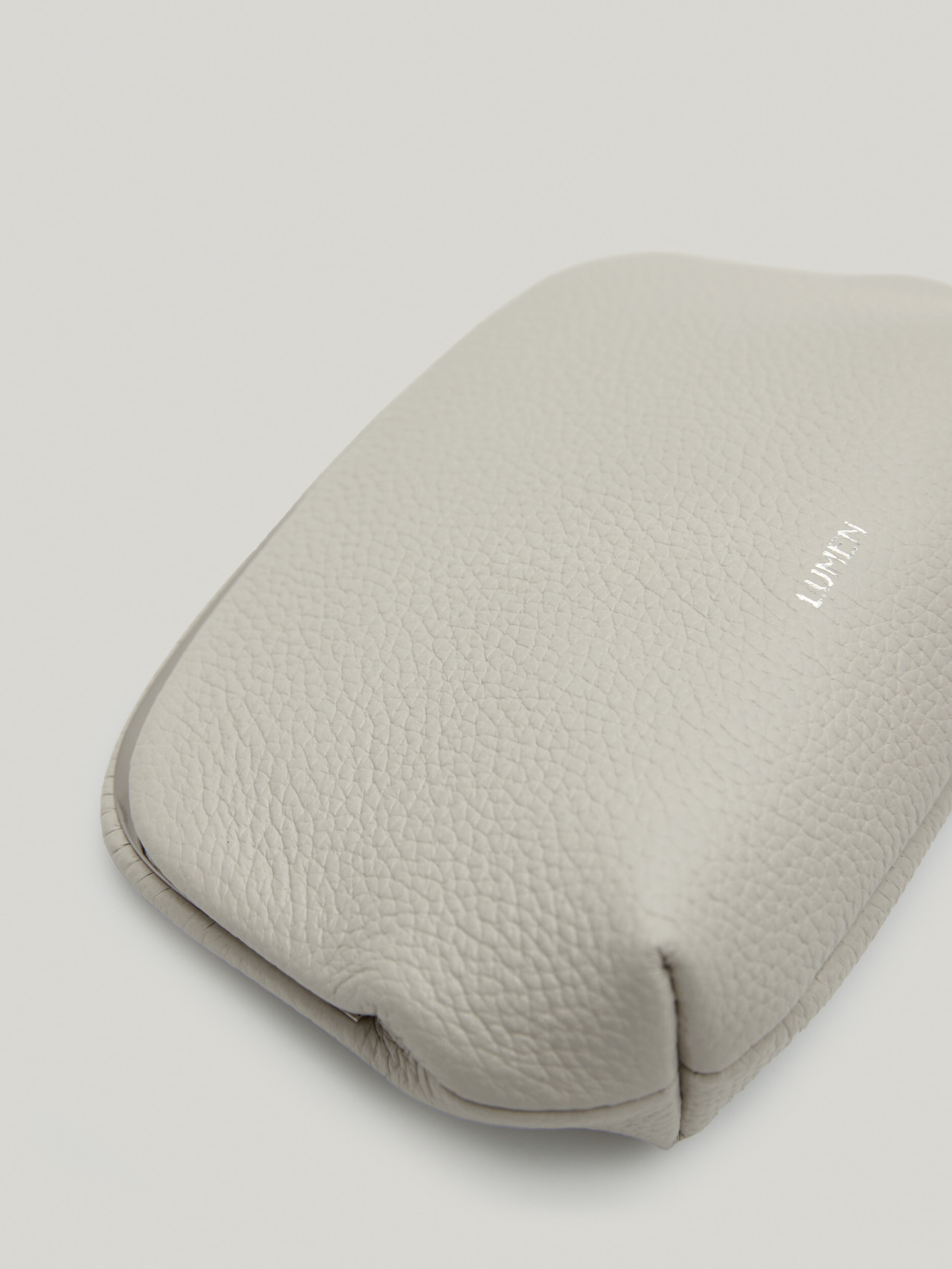 PAVE FRAME POUCH (MISTY WHITE) - Atelier de LUMEN