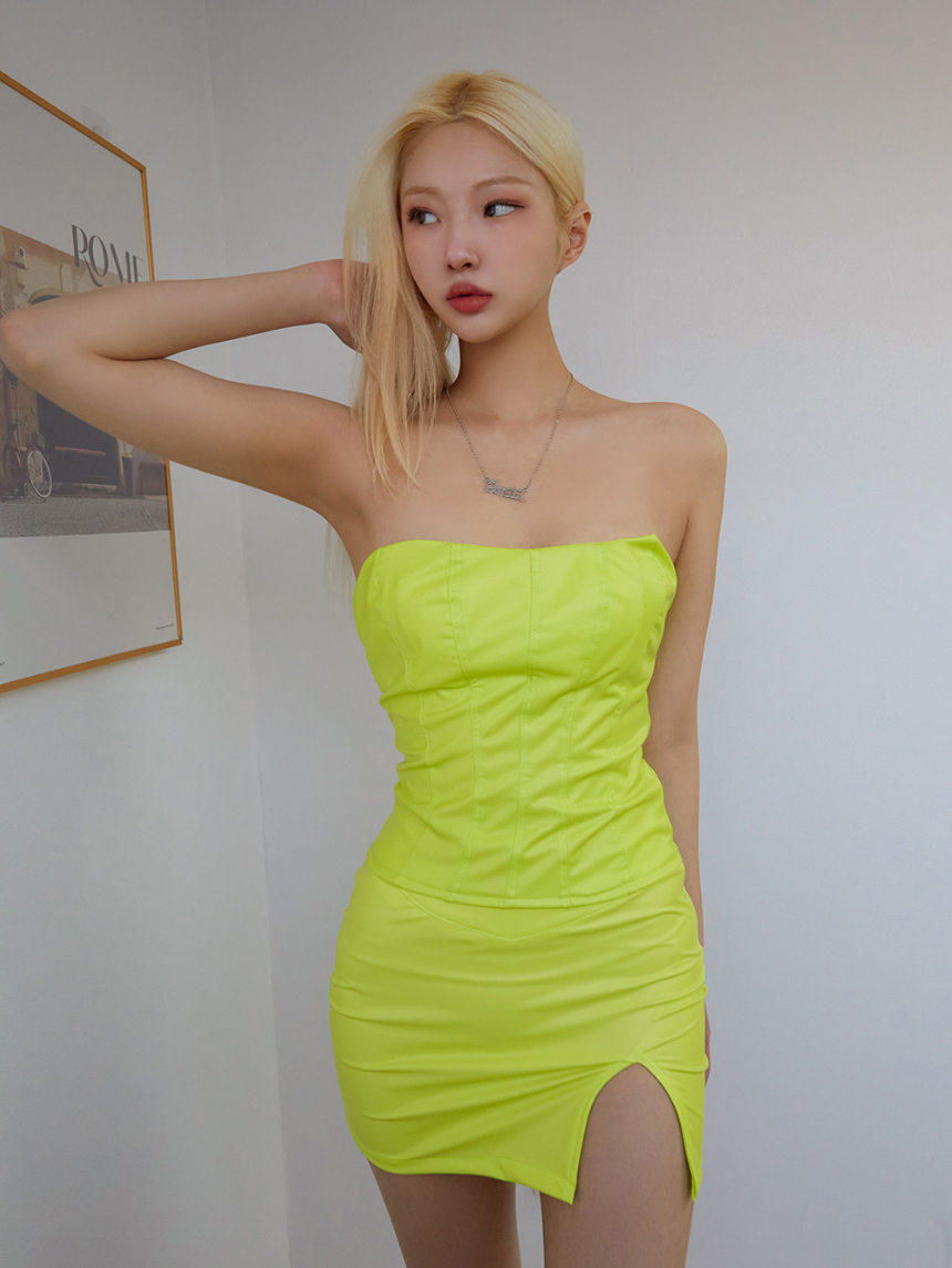 mini skirt model image-S1L29