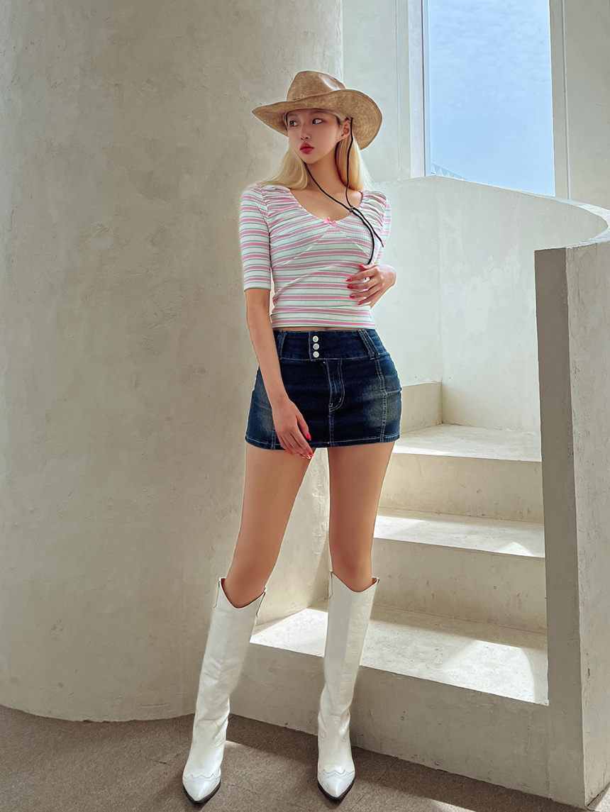 mini skirt model image-S3L36