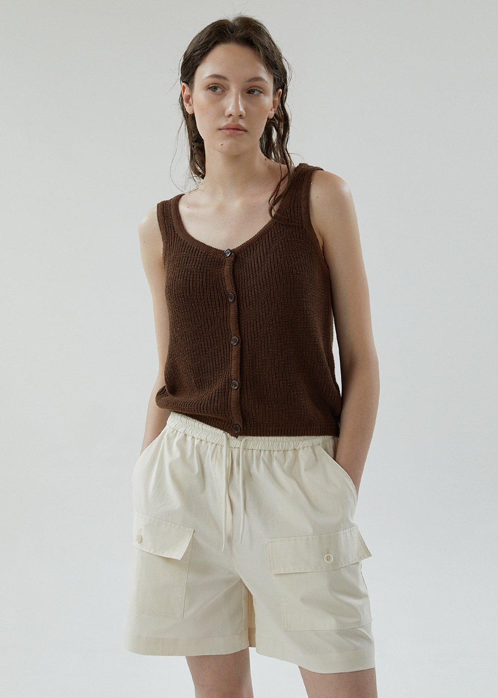 블루브릭,Button sleeveless knit (brown)