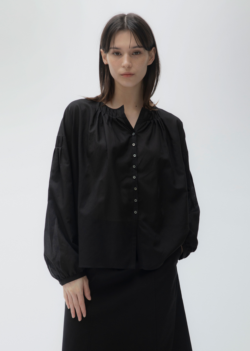 블루브릭,Pleated blouse (black)