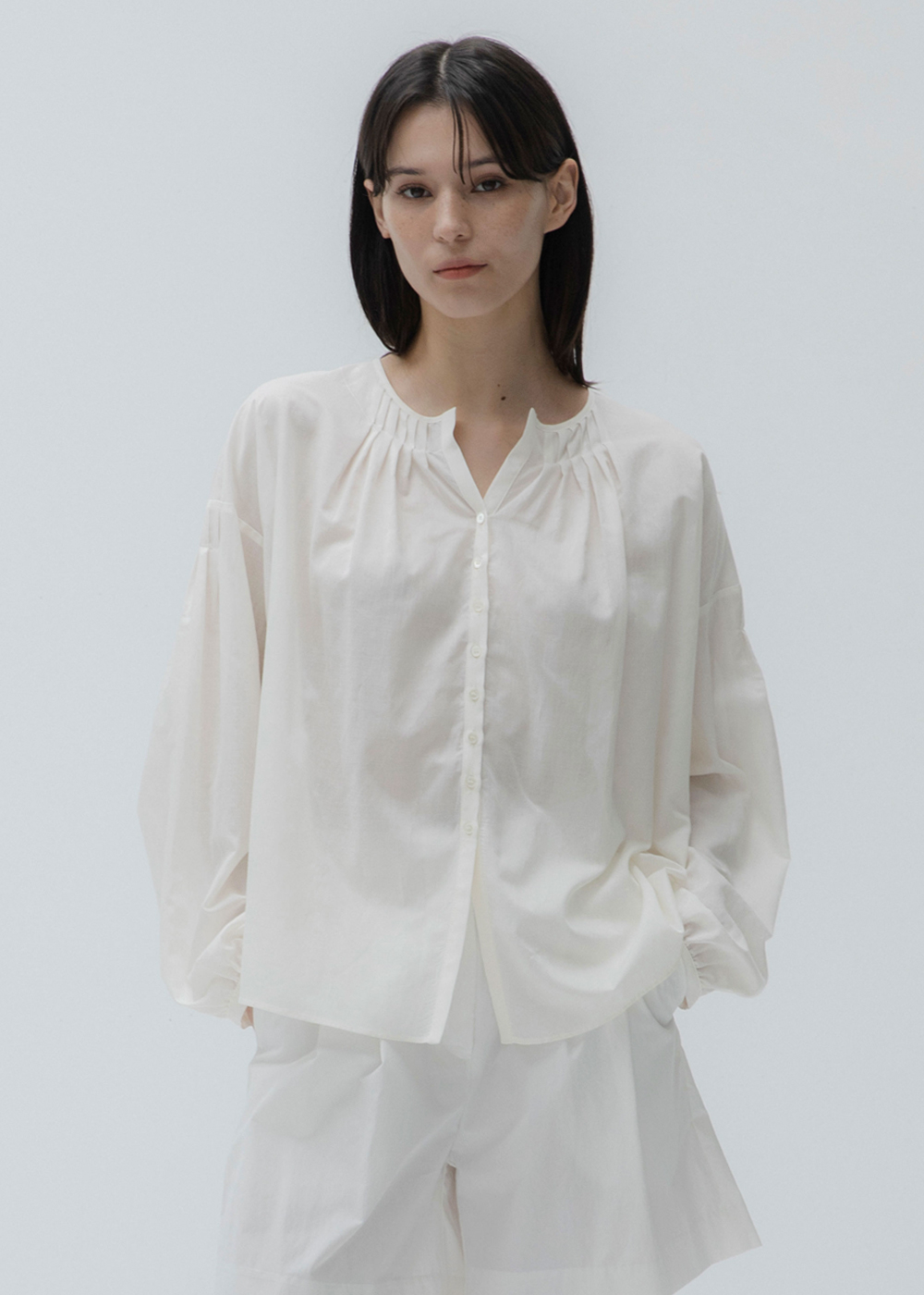 블루브릭,Pleated blouse (ivory)