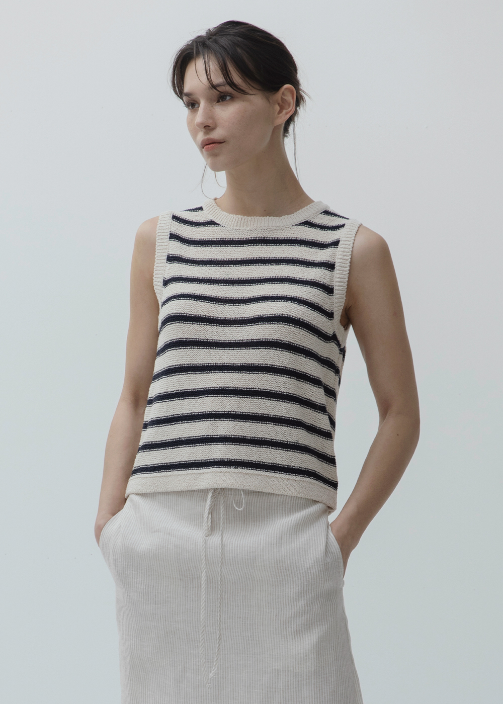 블루브릭,Stripe sleeveless knit (natural)