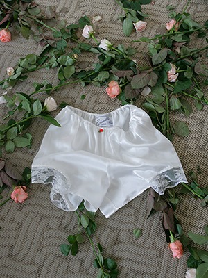 silk lace shorts in white