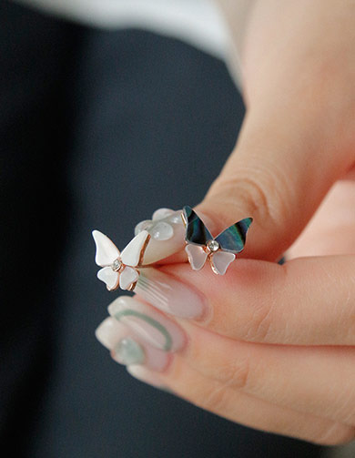 자개 나비 미니 화이트 큐빅 귀걸이 M03780 (2 colors)