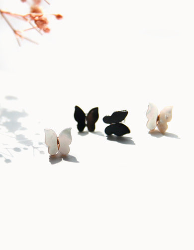 M01540 크림빛 컬러감이 예쁜 자개로 셋팅된 나비 귀걸이