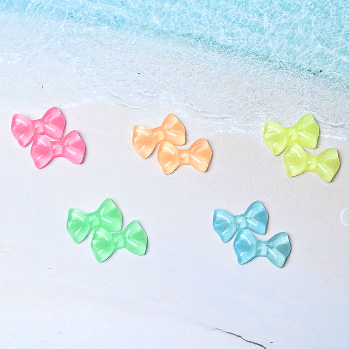 (8) Clear Bow Beads