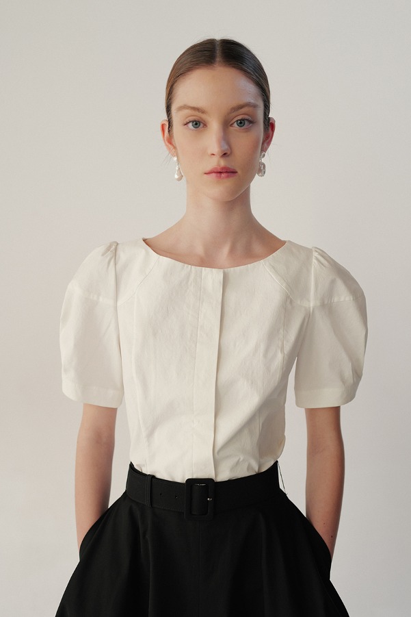 [0size 6/19 예약배송]LYRA Puff short sleeve peplum blouse (Off white)