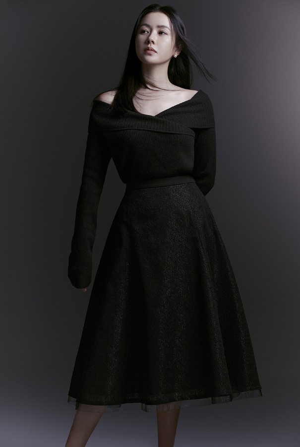 [김나영 노필터티비 착용]BENNETT Wide V-neck knitted blouse (Black)
