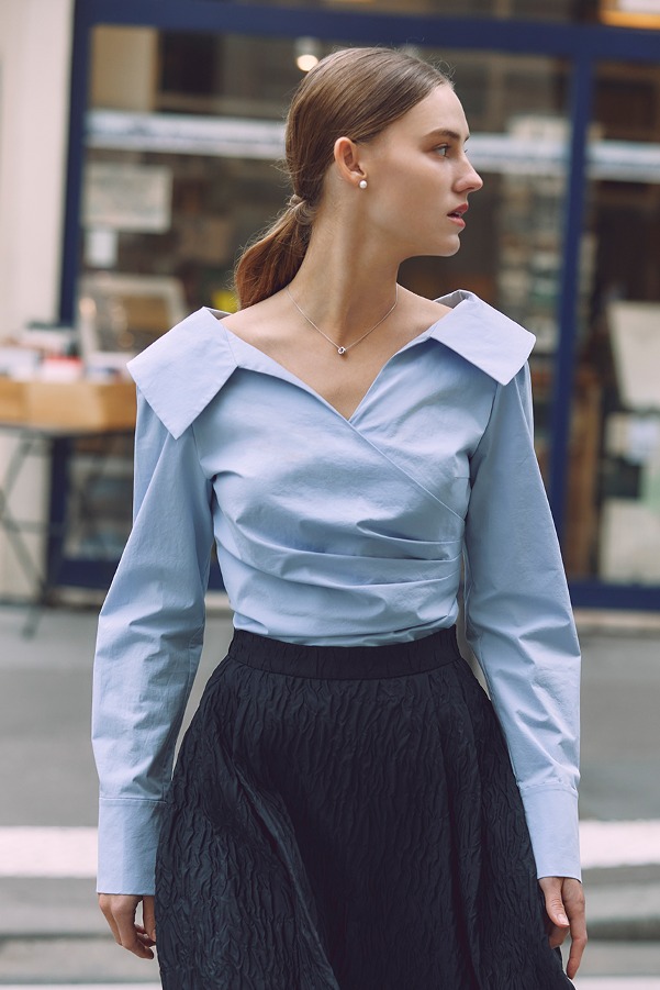 [4/9 예약배송]ELLIE V-neck long sleeve blouse (Light blue)