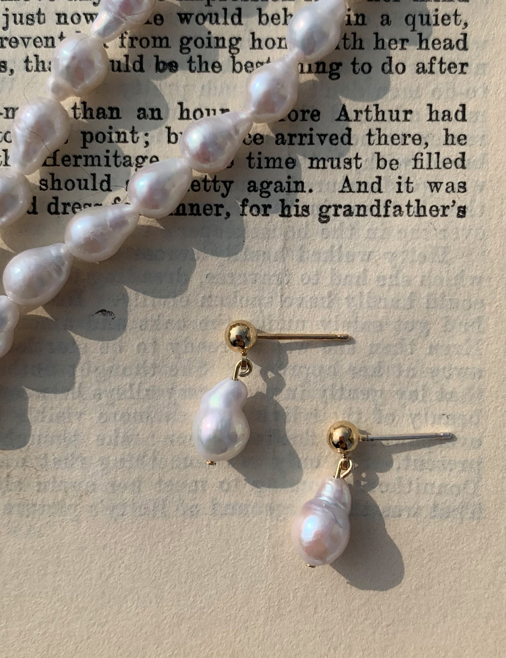 Nia&#039;s Mini Baroque Pearl Earrings 라비쉬에