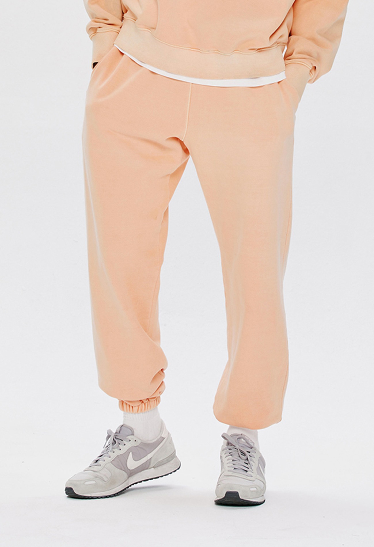 keek Pigment Sweatpants by KEEK CREW - V/Orange 스트릿패션 유니섹스브랜드 커플시밀러룩 남자쇼핑몰 여성의류쇼핑몰 후드티 힙색