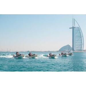アラブ首長国連邦ドバイ：1.5時間自己運転ボート旅行