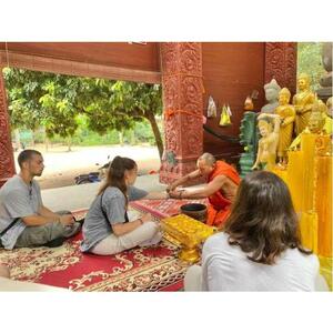 캄보디아 시엠립 승려의 물 축복이 있는 불교 수도원 [GG_t428456]