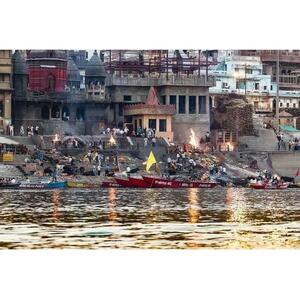 インドバラナシ:ガンジスボート乗りと川沿いのアルティ体験[GG_t298935]