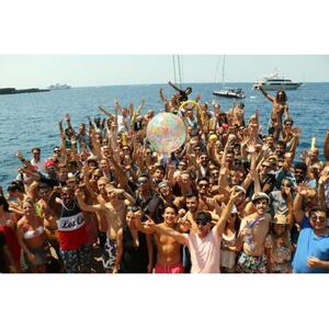 몰타: 음료와 음식이 포함된 5시간 게으른 해적 보트 파티