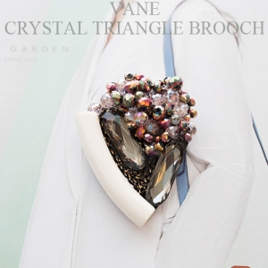 [Vane-AC632] Crystal triangel brooch