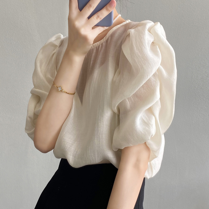 blouse model image-S1L2