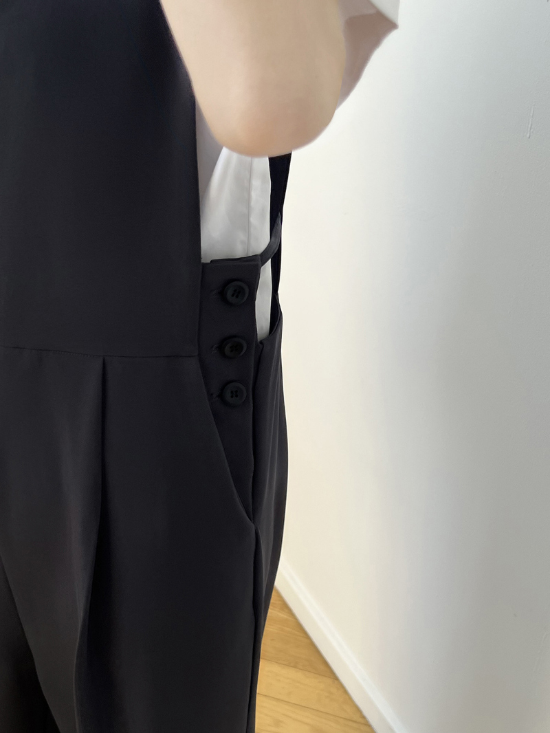 suspenders skirt/pants model image-S1L25