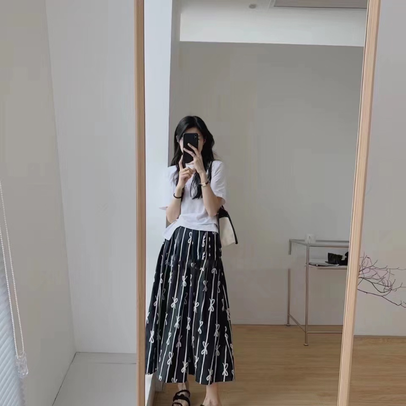 mini skirt model image-S1L11