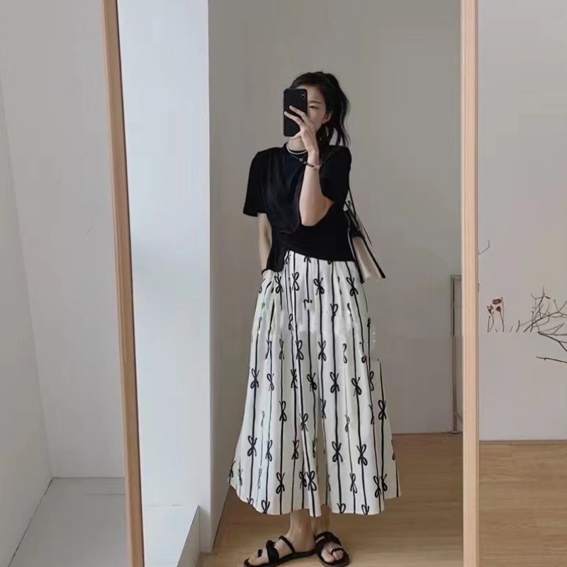 mini skirt model image-S1L13