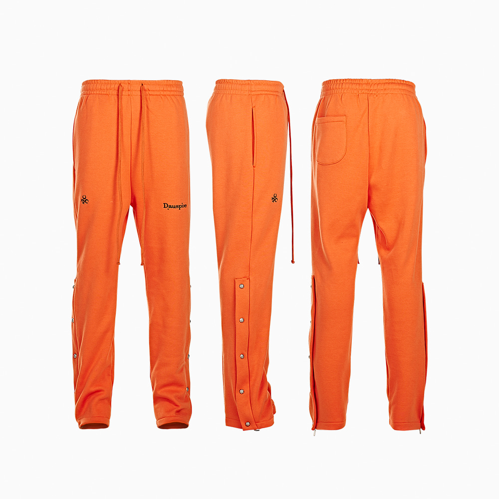 주황색 바지를 입고 있는 남자, 오렌지 컬러 바지를 입고 있는 남자, orange pants, red orange pants, side open sweat pants