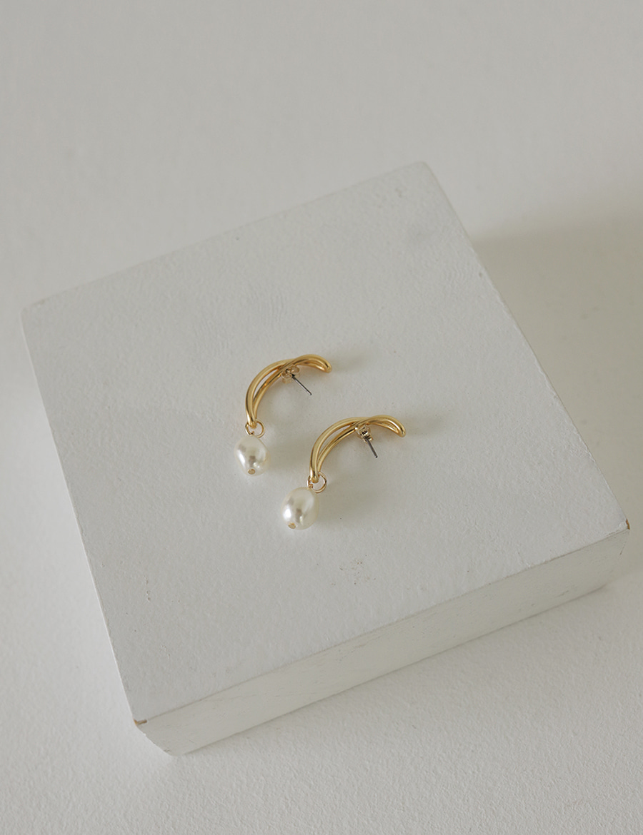 Faux Pearl Embellished Gold Earrings