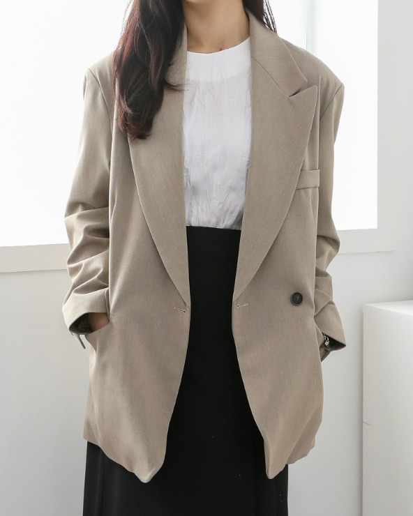 Peaked Lapel Buttoned Jacket