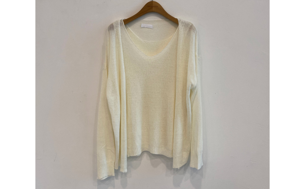 long sleeved tee cream color image-S1L30