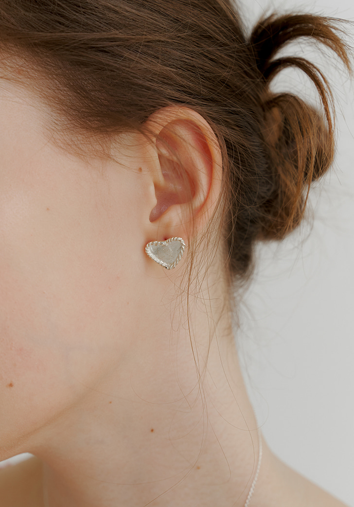 white clotty heart frame earring (Silver 925)