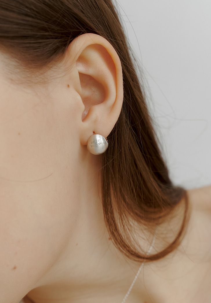 [EXCLUSIVE] white bloom ball earring (Silver 925)