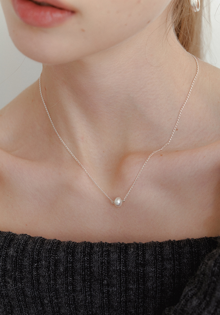 A Pearl Moon Necklace - Silver