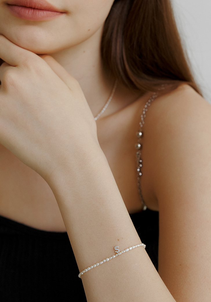 [EXCLUSIVE] petit cubic initial pearl bracelet (Silver 925) (silver)