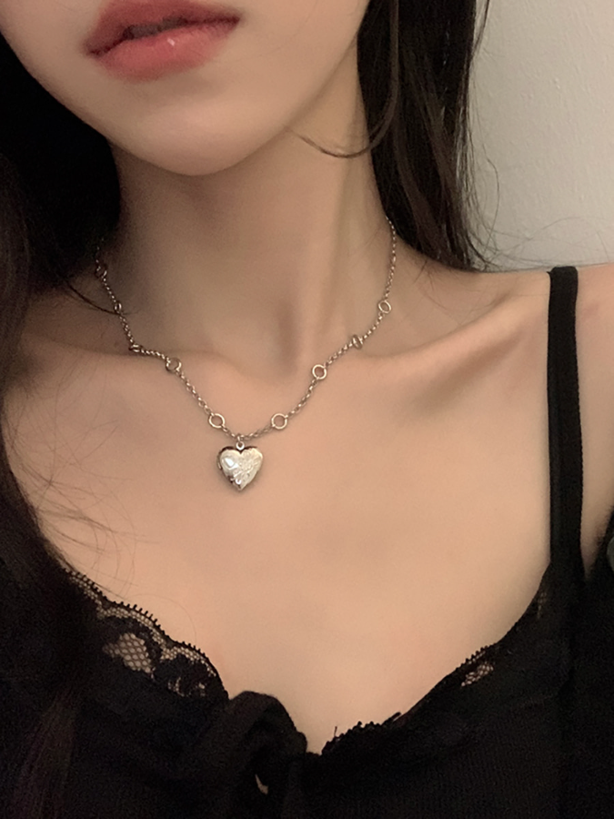 Open rose necklace