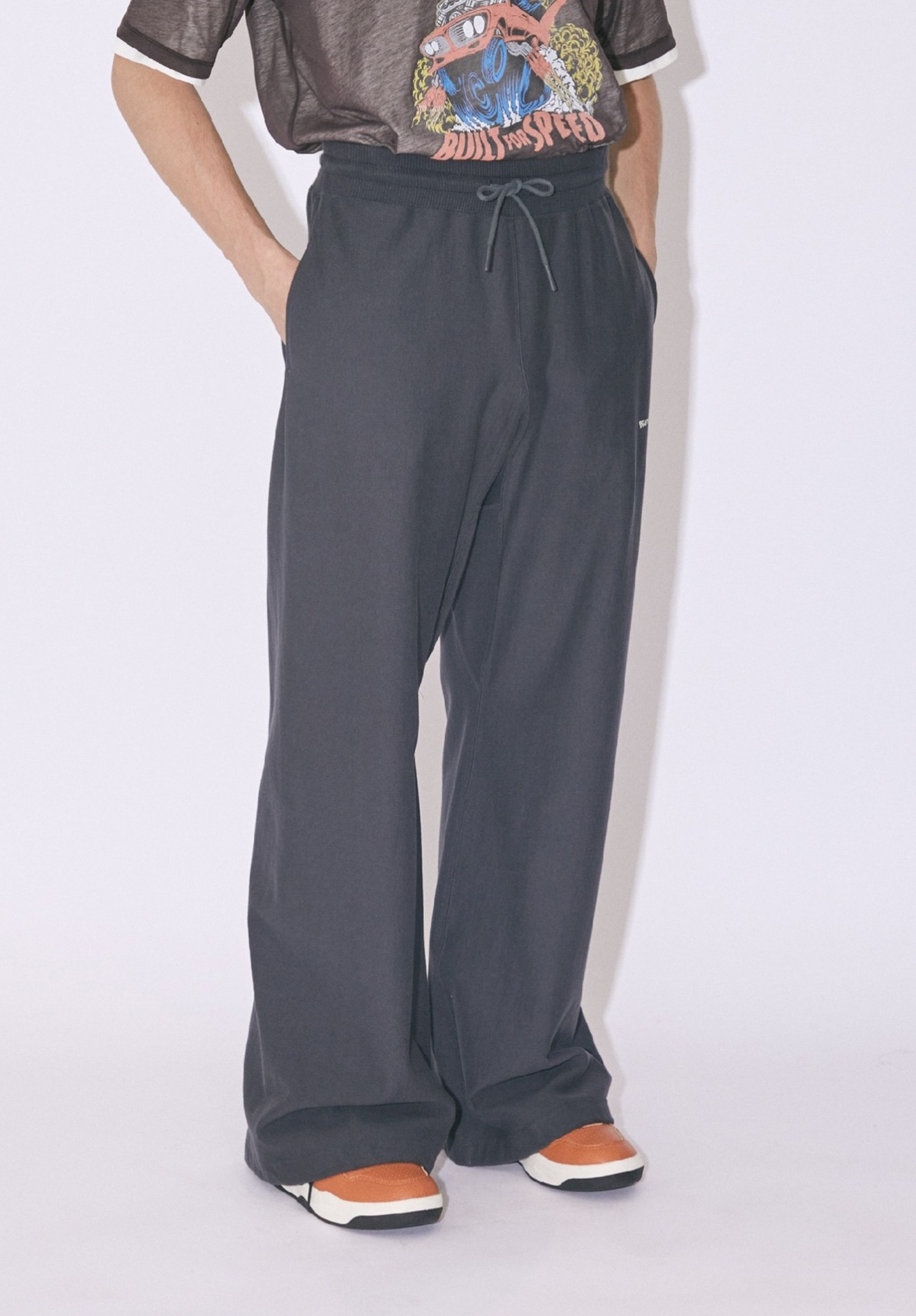 [ONLY OFFLINE STORE] SUVIN COMP ACT SWEA TWIDE  STRAIGHT PANTS, CHARCOAL