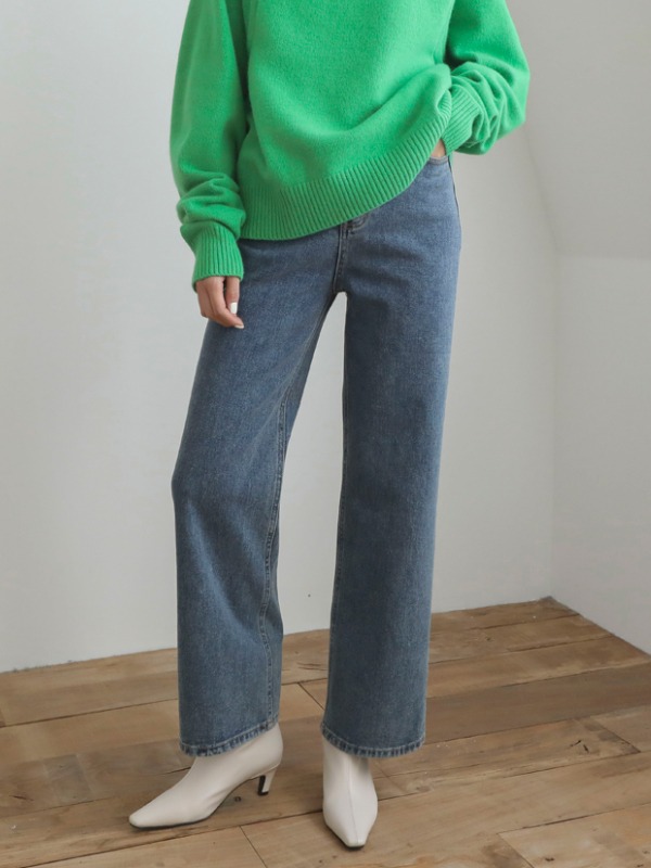 Straight-Leg Loose Fit Jeans